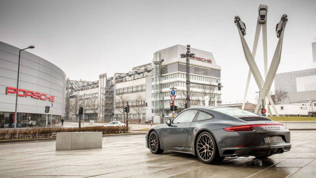Múzeum Porsche v Stuttgarte je fascinujúcim miestom pre všetkých nadšencov automobilov a histórie značky Porsche. Nachádza sa v srdci nemeckého mesta, kde sa zrkadlí viac než 70 rokov inovácií a technického pokroku. Múzeum ponúka návštevníkom jedinečnú príležitosť nahliadnuť do histórie značky, ktorá sa preslávila svojimi športovými automobilmi. Expozícia zahŕňa viac ako 80 automobilov, ktoré reprezentujú rôzne etapy vývoja značky, od prvých modelov až po moderné hyperšportiaky. Okrem automobilov sú tu aj rôzne interaktívne exponáty a multimediálne prezentácie, ktoré umožňujú návštevníkom lepšie pochopiť technické detaily a inžinierske zázraky, ktoré sa skrývajú za každým modelom Porsche.
