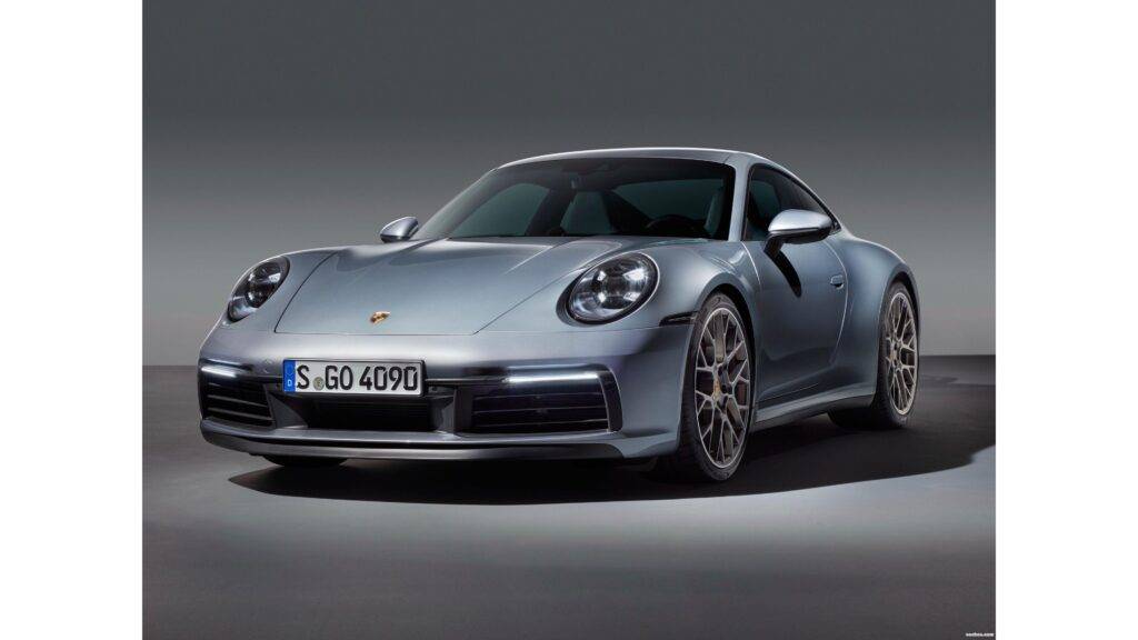 Porsche 911 Carrera (992 II) je ďalšou evolúciou legendárneho modelu 911, ktorý pokračuje v tradícii vysokej výkonnosti a elegancie. Tento model prináša vylepšený dizajn, ktorý kombinuje klasické prvky s modernými akcentmi. Vďaka novým aerodynamickým úpravám a širšiemu postaveniu vozidla je 911 Carrera 992 II ešte stabilnejšia na ceste a poskytuje lepší kontakt so zemou, čo zlepšuje jazdné vlastnosti a ovládateľnosť. V prednej časti sa nachádza nový, ešte ostrejší tvar svetlometov a masky, ktoré pridávajú autu športovejší vzhľad, no zároveň zachovávajú jeho ikonický charakter.
