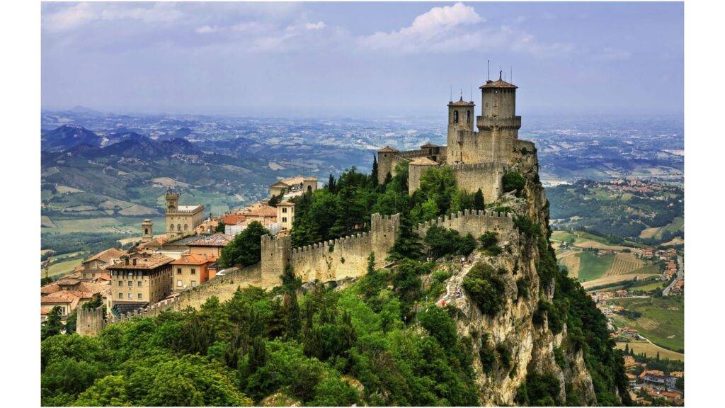 San Marino, ktorý je považovaný za najmenší nezávislý štát na svete, sa nachádza v Taliansku, a to v srdci Apeninského polostrova. Tento malý, no historicky významný štát má rozlohu iba 61 km² a jeho populácia nepresahuje 34 000 obyvateľov. San Marino je unikátny svojou dlhodobou nezávislosťou, ktorá trvá už viac než 1 700 rokov. Založený bol v roku 301 n. l., čím si získal titul najstaršej republiky na svete, a jeho vládna štruktúra je stále založená na starobylých princípoch a tradíciách.