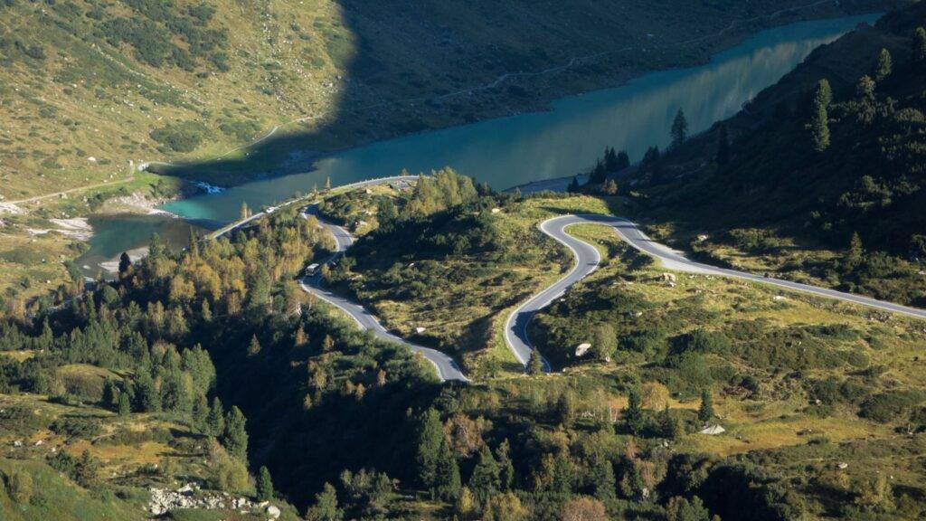 Silvretta Hochalpenstraße, známa aj ako Alpská cesta, je jednou z najkrajších a najmalebnejších horských ciest v Rakúsku. Táto 22 km dlhá cesta prechádza cez rakúskych a švajčiarskych Alpách a spája oblasti Montafon v Rakúsku so Silvrettou v Švajčiarsku. Cesta, ktorá sa tiahne až do nadmorskej výšky 2 032 metrov, ponúka úchvatné výhľady na zasnežené vrcholy, horské jazera a divokú prírodu. Je obľúbená medzi motoristami, cyklistami a turistami, ktorí sa túžia ponoriť do krásy a divočiny alpského regiónu.
