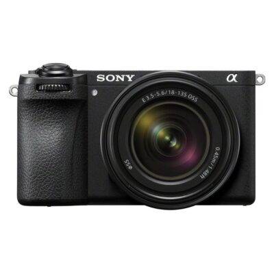 Sony Alpha A6700 je pokročilá zrkadlovka, ktorá prináša novú úroveň flexibility a výkonu pre fotografov a videografov. S pokročilým 26,1-megapixelovým snímačom Exmor APS-C a procesorom BIONZ XR ponúka vynikajúcu kvalitu obrazu aj pri slabom osvetlení. Rýchly a presný systém automatického zaostrovania s 759 bodmi detekcie fázy a pokročilými funkciami, ako je Eye AF, robí tento fotoaparát ideálnym pre rýchle a dynamické scény, či už ide o šport, divokú prírodu alebo portréty.