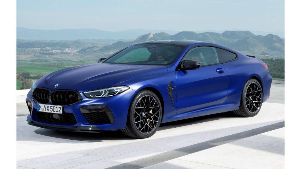 BMW M8 je majstrovské dielo automobilového dizajnu, ktoré stelesňuje najvyšší stupeň luxusu, výkonu a elegancie. Tento model predstavuje vrchol výkonu pre tých, ktorí si potrpia na najlepší možný zážitok zo šoférovania, ale zároveň nechcú robiť kompromisy v oblasti komfortu a technológie. Srdcom M8 je impozantný 4,4-litrový osemvalcový motor s dvojitým turbom, ktorý poskytuje výkon až 625 konských síl. Tento výkon je podporený sofistikovaným systémom pohonu všetkých kolies, ktorý zabezpečuje optimálnu trakciu a ovládateľnosť na rôznych povrchoch a v akýchkoľvek podmienkach. BMW M8 nie je len automobil, je to skutočné umelecké dielo na kolesách.