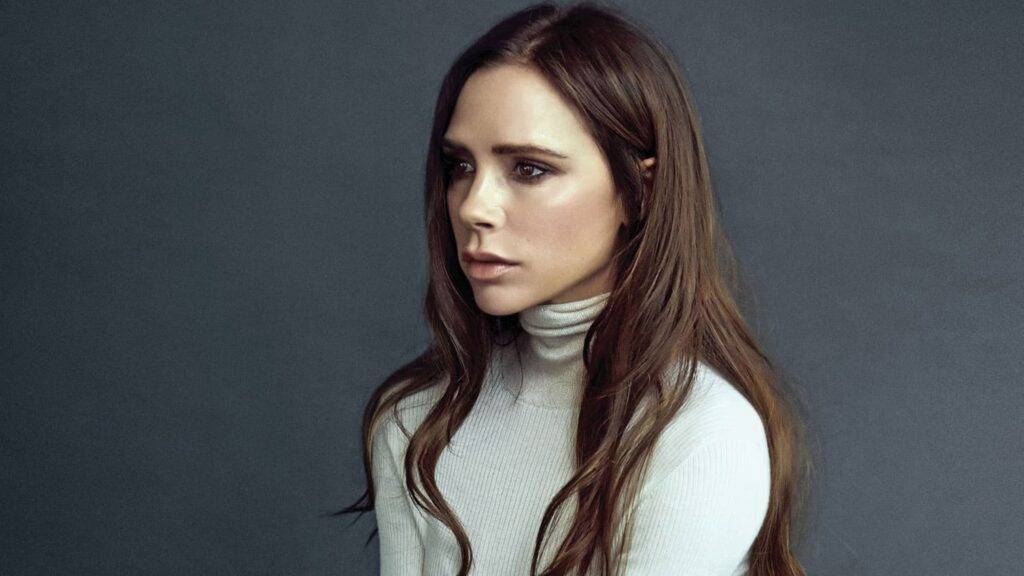Victoria Beckham, pôvodne známa ako členka populárnej skupiny Spice Girls, sa od svojho odchodu zo sveta hudby úspešne etablovala ako módna dizajnérka. V roku 2008 založila vlastnú módnu značku, ktorá sa rýchlo stala synonymom pre moderný luxus a ženskú eleganciu. Jej kolekcie sú charakteristické čistými líniami, sofistikovanými strihmi a vynikajúcou kvalitou materiálov. Victoria Beckham sa zameriava na vytváranie šiat, ktoré sú nielen esteticky príťažlivé, ale aj praktické, čo oslovuje úspešné ženy po celom svete, ktoré hľadajú elegantné oblečenie pre každodenný život.