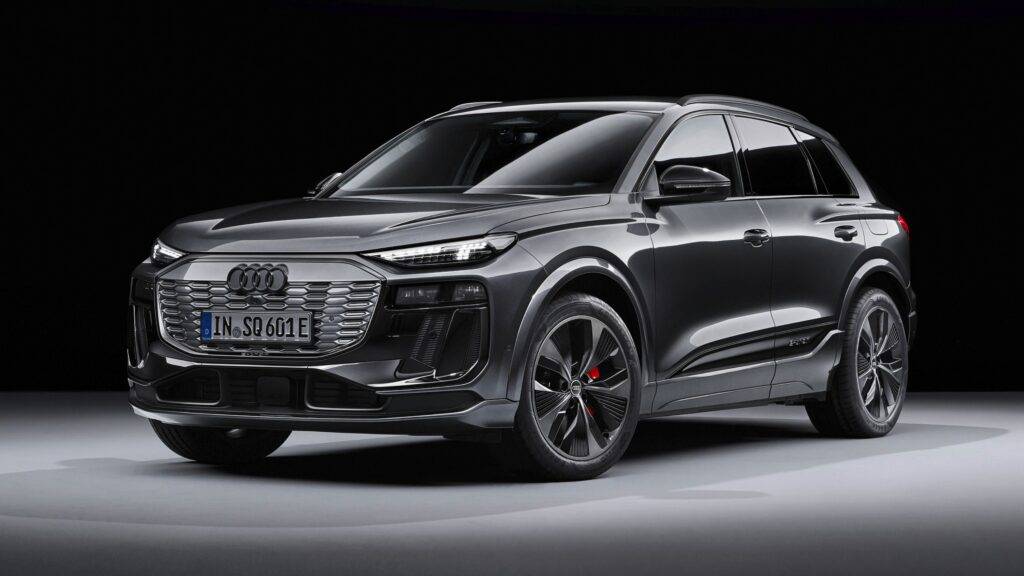Audi Q5 (2026) je dokonalým spojením športových vlastností a luxusného komfortu, ktoré tento model robí ideálnym pre tých, ktorí hľadajú nielen výkon, ale aj eleganciu na ceste. S moderným dizajnom a dynamickými líniami exteriéru, Q5 nielen že pritiahne pozornosť, ale ponúka aj vynikajúce aerodynamické vlastnosti, ktoré zlepšujú jazdné vlastnosti. Pod kapotou sa nachádzajú výkonnejšie motory, ktoré umožňujú mimoriadnu akceleráciu a výnimočnú jazdnú stabilitu, či už ide o mestskú premávku alebo dlhšie vzdialenosti po diaľnici. Audi sa opäť potvrdzuje ako líder v oblasti luxusných SUV, ktoré spájajú výkon s praktickosťou.