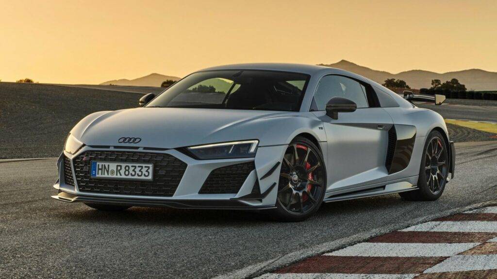 Audi R8 GT je jedným z najikonickejších superšportov, aké kedy značka so štyrmi kruhmi vyrobila. Tento model, inšpirovaný pretekárskymi technológiami, debutoval v roku 2010 ako odľahčená a výkonnejšia verzia štandardného R8. Srdcom vozidla bol 5,2-litrový atmosférický motor V10 s výkonom 560 koní, ktorý zabezpečoval brutálnu akceleráciu a maximálnu rýchlosť presahujúcu 320 km/h. Audi pri R8 GT využilo rozsiahle odľahčenie konštrukcie, pričom hmotnosť klesla o 100 kg vďaka použitiu karbónových prvkov a polykarbonátového zadného okna.