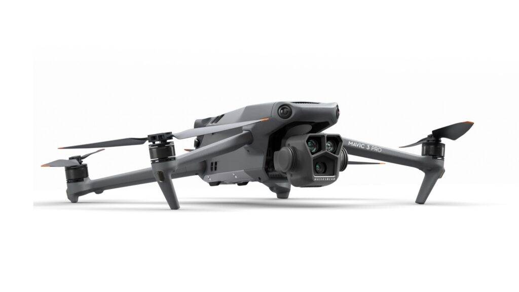 DJI Mavic 3 Pro je vlajková loď medzi dronmi, ktorá posúva možnosti dronovej fotografie a videa na úplne novú úroveň. Tento model je vybavený revolučným trojitým kamerovým systémom, ktorý zahŕňa hlavný 4/3 CMOS senzor, teleobjektív a širokouhlý objektív. Takáto kombinácia umožňuje zachytiť každý detail v nevídanom rozlíšení a kvalite, či už ide o široké krajinné zábery, alebo detailné snímky z väčšej vzdialenosti. Tento trojitý systém zaručuje extrémnu flexibilitu v rôznych scenároch a podmienkach, čím je Mavic 3 Pro ideálny pre profesionálnych fotografov a videografov.