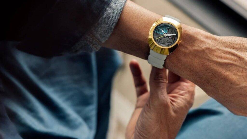 DiaStar Original X Tej Chauhan je jedinečné spojenie švajčiarskej hodinárskej tradície značky Rado a futuristického dizajnu britského dizajnéra Teja Chahana. Tento model nadväzuje na ikonické hodinky DiaStar, ktoré boli prvýkrát predstavené v roku 1962 a preslávili sa svojou mimoriadnou odolnosťou vďaka použitiu tvrdokovu. Spolupráca s Tejom Chauhanom priniesla odvážny moderný vzhľad, ktorý sa vyznačuje organickými tvarmi, netradičnými farbami a futuristickými detailmi, čím sa DiaStar Original X posúva do úplne novej dimenzie.
