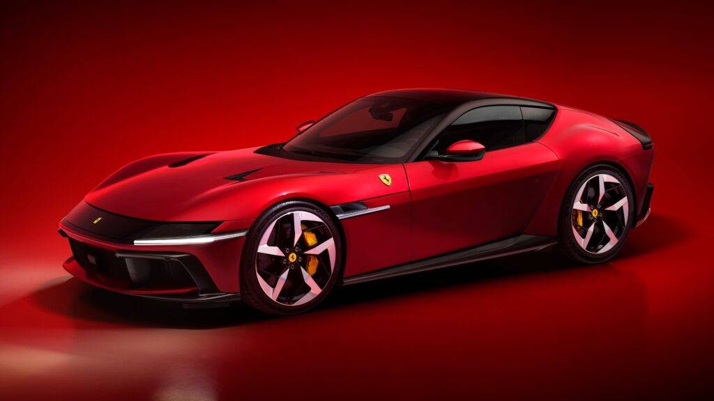 Ferrari 12 Cilindri (2025) označuje návrat dvanásťvalcového motora do portfólia Ferrari. Tento nový model pokračuje v tradícii prestížnych Ferrari s dvanásťvalcovým motorom, ktorý kombinuje výnimočný výkon, technickú precíznosť a jedinečný dizajn. Model 2025 prichádza s vylepšeným motorem, ktorý ponúka ešte silnejší zážitok z jazdy, pričom nezanedbáva ani ekologické aspekty, pretože Ferrari zavádza hybridnú technológiu do tejto ikonickej platformy.