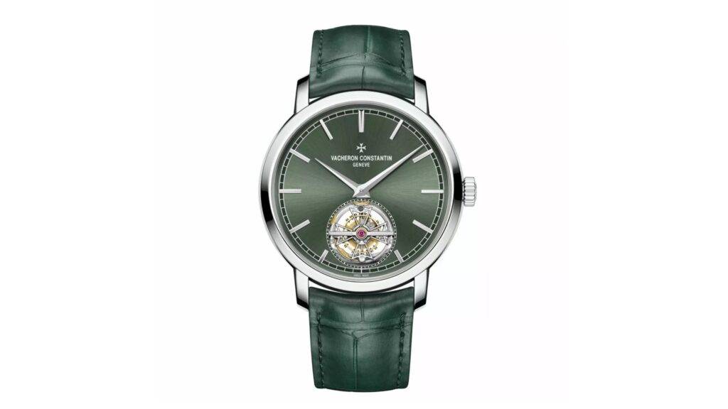 Frederique Constant Classic Tourbillon (2026) predstavuje dokonalú kombináciu tradície a inovácií. Tento model, ktorý sa pýši jedinečným tourbillon mechanizmom, je nielen technickým skvostom, ale aj symbolom sofistikovaného dizajnu. Ciferník so zreteľne vyobrazeným tourbillonom, ktorý rotuje v srdci hodiniek, zdôrazňuje precíznosť a vysokú úroveň remeselnej zručnosti, na ktorú sa značka Frederique Constant špecializuje. Hodinky sú navrhnuté tak, aby spájali klasickú krásu s modernými technologickými riešeniami, čo ich robí ideálnym doplnkom pre tých, ktorí oceňujú kvalitu a eleganciu.