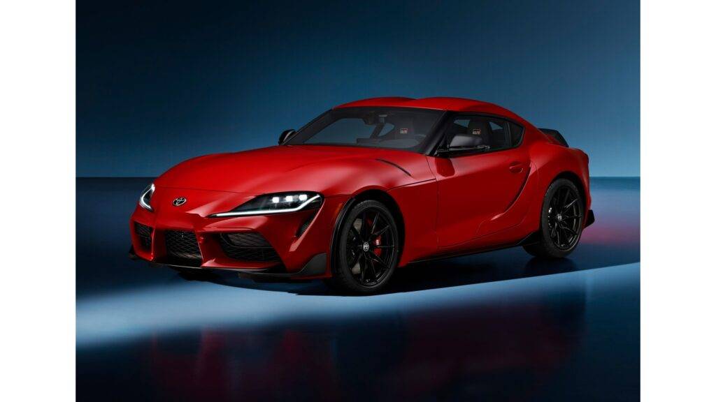 Toyota GR Supra Lightweight EVO (2026) predstavuje nový míľnik v evolúcii tejto kultovej športovej verzie. S cieľom získať maximálny výkon pri minimálnej hmotnosti, je tento model vybavený revolučnou technológiou, ktorá znižuje hmotnosť vozidla, čím sa výrazne zlepšuje agilita a akcelerácia. Na pohon využíva špičkový motor, ktorý spolu s ultraľahkými materiálmi, ako je uhlíkové vlákno a hliníkové zliatiny, zabezpečuje nielen lepšie zrýchlenie, ale aj vyššiu úspornosť. Tento model prináša vylepšenú aerodynamiku, ktorá podporuje lepšiu stabilitu pri vysokých rýchlostiach, čo je pre milovníkov športovej jazdy kľúčové.