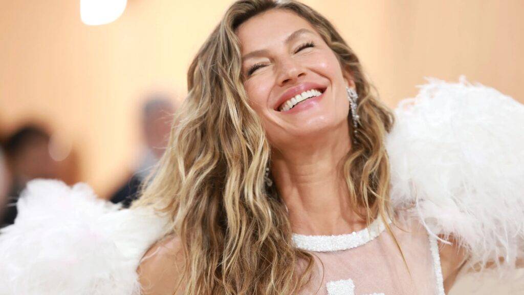 Gisele Bündchen je jednou z najikonickejších supermodeliek sveta, ktorá si vybudovala kariéru v módnom priemysle vďaka svojmu jedinečnému vzhľadu a profesionálnemu prístupu. Brazílska kráska sa preslávila na konci 90. rokov, keď sa stala tvárou najprestížnejších značiek, ako sú Versace, Chanel či Victoria’s Secret. Jej prirodzená krása a charizma ju rýchlo vyniesli medzi najlepšie platené modelky sveta a jej meno sa stalo synonymom pre eleganciu a luxus. Počas svojej kariéry kráčala po najvýznamnejších svetových mólach a objavila sa na stovkách titulných strán módnych magazínov.