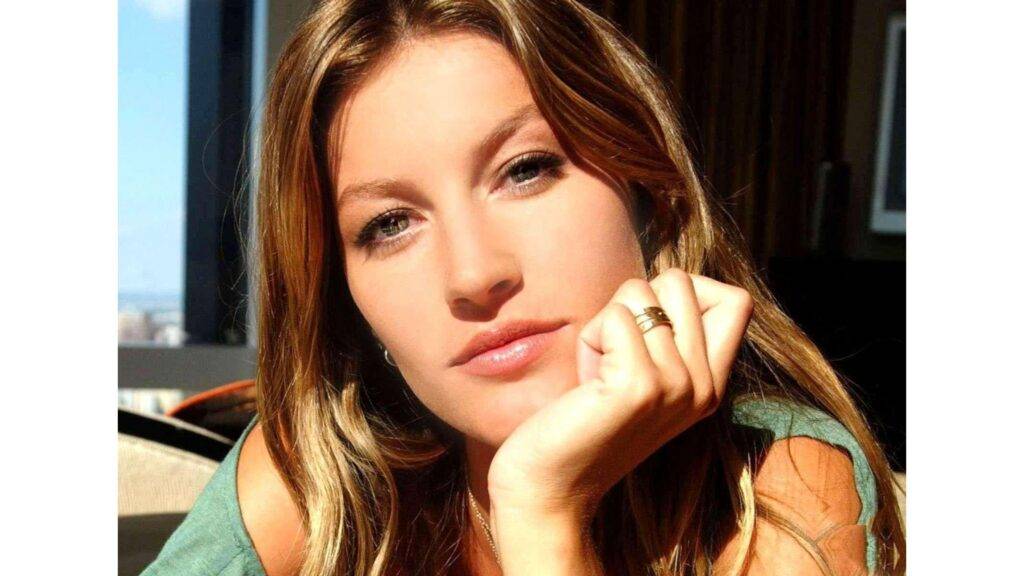 Gisele Bündchen je jednou z najúspešnejších a najznámejších supermodeliek na svete. Svojou kariérou, ktorá sa začala v 90. rokoch, si získala milióny fanúšikov a získala miesto medzi najvýznamnejšími osobnosťami módneho priemyslu. Jej vzhľad, charizma a profesionálny prístup ju dostali na titulné strany najprestížnejších magazínov a na móla najväčších svetových módnych domov. Gisele sa preslávila svojou prácou pre značky ako Victoria's Secret, Chanel či Louis Vuitton, a jej tvár sa stala synonymom krásy a elegancie.