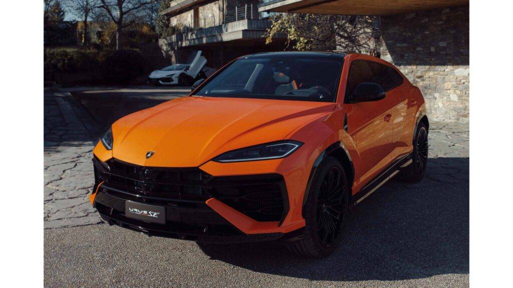 Lamborghini Urus SE (2025) je najnovší prírastok v segmente luxusných SUV, ktorý opäť posúva hranice výkonnosti a dizajnu. Tento model kombinuje charakteristickú agresívnosť Lamborghini s priestrannosťou a všestrannosťou SUV. Urus SE je vybavený vylepšeným 4,0-litrovým twin-turbo V8 motorom, ktorý produkuje ohromujúcich 666 koní, čo mu umožňuje dosiahnuť zrýchlenie z 0 na 100 km/h za necelé 3,3 sekundy. Tento výkon je podtrhnutý vylepšeným systémom pohonu všetkých kolies, ktorý zaisťuje dokonalú stabilitu a ovládateľnosť aj pri vysokých rýchlostiach.
