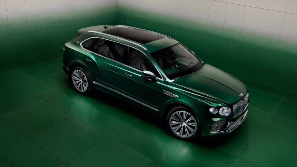 Bentley Bentayga Atelier Edition je synonymom pre luxus a dokonalosť na najvyššej úrovni. Tento exkluzívny model, ktorý je limitovaný, prináša spojenie sofistikovaného dizajnu a precíznej remeselnej výroby. Každý detail vozidla je starostlivo vybraný a prispôsobený podľa individuálnych požiadaviek klienta, čo umožňuje vytvoriť jedinečný automobil, ktorý je nielen technicky dokonalý, ale aj esteticky očarujúci.