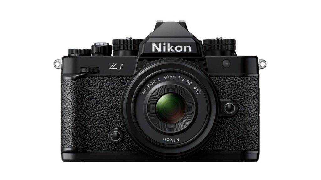 Nikon Zf je fotoaparát, ktorý prináša unikátnu kombináciu moderných technológií a retro dizajnu. Inšpirovaný klasickými filmovými fotoaparátmi, tento model zaujme svojím elegantným vzhľadom, ktorý pripomína zlatú éru fotografie. S vyváženým pomerom medzi kovovými prvkami a modernými materiálmi ponúka nielen estetický zážitok, ale aj robustnosť a odolnosť. Retro ovládacie prvky, ako mechanické otočné kolieska na nastavenie clony a času, dodávajú používateľovi pocit analógovej fotografie, no zároveň umožňujú využívať výhody digitálnej technológie.