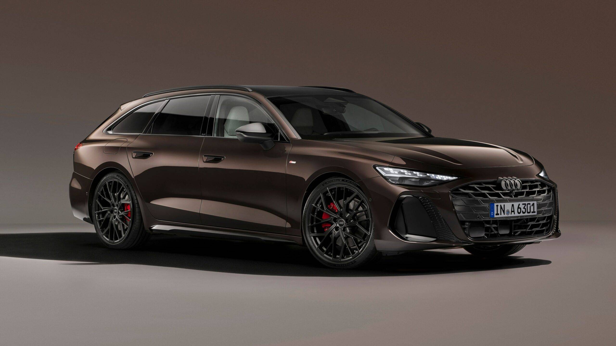 Nové Audi A6 Avant (2025) je vynikajúcim príkladom toho, ako kombinovať výkon, eleganciu a praktickosť. S výrazným dizajnom, ktorý zahŕňa ostré línie a robustné proporcie, tento model zaujme každého, kto hľadá luxusný a zároveň funkčný automobil. Nový A6 Avant sa vyznačuje modernými technológmi a vylepšenými aerodynamickými vlastnosťami, ktoré zaručujú skvelú jazdu, pričom stále zachováva svoj špičkový vzhľad.
