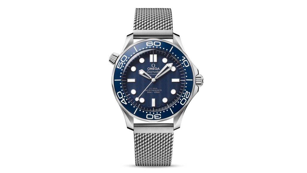 Omega "James Bond" Seamaster Diver 300M je hodinársky skvost, ktorý sa stal neoddeliteľnou súčasťou filmovej série o Jamesovi Bondovi. Tento model, ktorý bol predstavený v roku 1993, získal svoj legendárny status najmä vďaka filmom, kde ho nosil samotný agent 007, pierce Brosnan. Hodinky sú kombináciou technológie, elegance a športového dizajnu, ktorý je ideálny pre akčného hrdinu, akým je James Bond. Vďaka vodotesnosti až do hĺbky 300 metrov a robustnej konštrukcii sú ideálne nielen na každodenné nosenie, ale aj na náročné podmienky pod vodou.