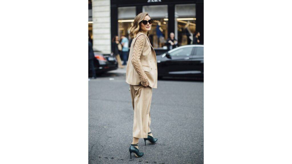 Paris Fashion Week 2025/26 nebol len o oficiálnych prehliadkach na móle, ale aj o výraznom street style, ktorý sa stal jedným z najdôležitejších momentov tohto módneho týždňa. Ulice Paríža sa opäť stali doslova módnym javiskom, kde sa stretávali kreatívni jednotlivci zo všetkých kútov sveta. Štýlové kombinácie odvážnych farieb, nečakaných vrstiev a inovatívnych doplnkov ukázali, ako sa móda cez osobný štýl stáva výpoveďou o kultúrnych vplyvoch a spoločenských náladách. S návrhármi, influencermi a celebritami, ktorí svojimi outfitmi definujú novú éru street style, Paris Fashion Week ukázal, že móda z ulice je rovnako dôležitá ako tie, ktoré sú prezentované na prestížnych prehliadkach.