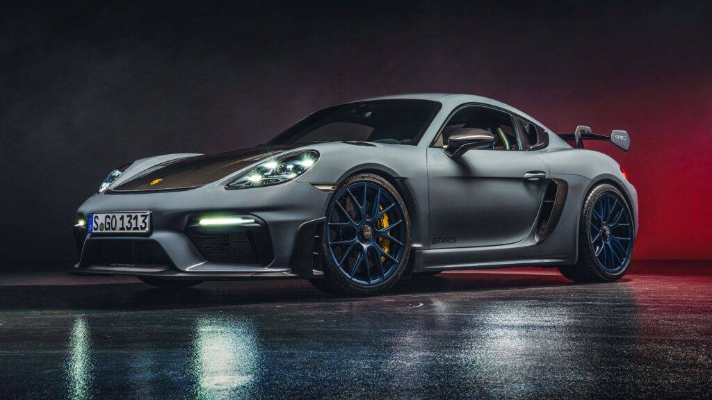 Porsche 718 Cayman GT4 RS predstavuje vrchol výkonu v segmente kompaktných športových automobilov. Tento model, ktorý bol predstavený v roku 2021, sa od svojich predchodcov odlišuje vynikajúcimi výkonovými parametrami, ako aj vylepšeným dizajnom. Srdcom tohto automobilu je 4,0-litrový atmosférický plochý šestvalec, ktorý poskytuje impozantný výkon 420 kW (620 koní). Vďaka tomu dokáže Porsche 718 Cayman GT4 RS akcelerovať z 0 na 100 km/h za 3,4 sekundy, čo ho zaraďuje medzi najrýchlejšie vozidlá vo svojej triede.