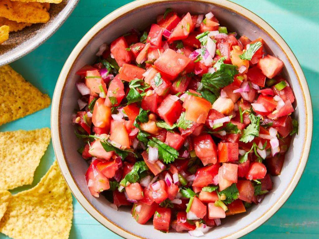 Salsa je obľúbená paradajková omáčka, ktorá pochádza z Mexika a je známou prísadou v mnohých jedlách. Je vyrobená z čerstvých paradajok, cibule, koriandra a limetky, čo jej dodáva osviežujúcu, pikantnú chuť. Salsa sa často používa ako dip k tortilla chipsom, ale skvele sa hodí aj k tacos, burritos alebo grilovaným mäsám.