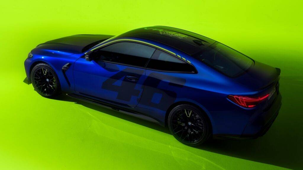 BMW M4 CS Edition VR46 je exkluzívna limitovaná edícia športového auta, ktorá vznikla v spolupráci medzi BMW a legendárnym motocyklovým pretekárom Valentinom Rossim. Táto edícia kombinuje špičkový výkon, technológiu a dizajn, ktoré sú charakteristické pre model BMW M4, s jedinečnými prvkami, ktoré odrážajú Rossiho dedičstvo a jeho úspechy v MotoGP. Automobil je určený pre náročných nadšencov, ktorí hľadajú niečo viac než len štandardný model – spojenie prestíže, výkonu a motocyklovej kultúry.
