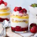 Zuppa Inglese je tradičný taliansky dezert, ktorý pochádza z regiónu Emilia-Romagna. Napriek svojmu názvu, ktorý v preklade znamená "anglická polievka", nemá nič spoločné s polievkou, ale je to vrstvený dezert, ktorý sa často pripravuje s piškótami alebo savoiardi (talianske piškóty), ktoré sú namáčané v alkohole, ako je alchermes (tradičný taliansky likér), a následne sa striedajú s vrstvy krémov, ako sú vanilkový a čokoládový krém.
