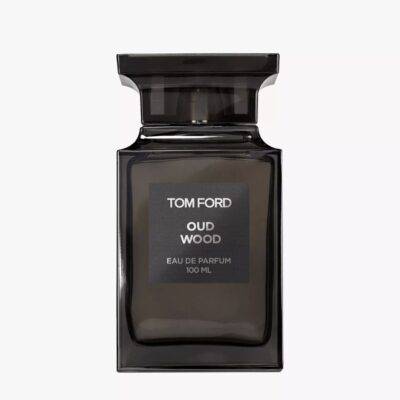 Tom Ford Private Blend Oud Wood je luxusný parfém, ktorý patrí do exkluzívnej kolekcie Tom Ford Private Blend. Tento parfum je známy svojou výraznou a sofistikovanou vôňou, ktorá sa točí okolo vzácneho oudového dreva. Oud, jeden z najdrahších a najvzácnejších prírodných materiálov v parfumérstve, je v tomto parféme kombinovaný s jemnejšími drevitými a korenistými tónmi, čím vytvára nezameniteľnú a teplú kompozíciu. Parfum je ideálny pre tých, ktorí hľadajú intenzívnu, no stále nositeľnú vôňu pre večerné príležitosti alebo špeciálne momenty.