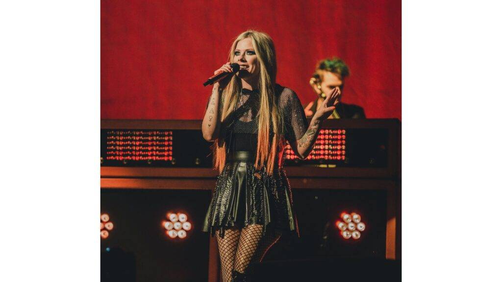 Avril Lavigne, jedna z najvýraznejších postáv pop-punku 2000-tych rokov, sa rozhodla vyraziť na svoje Greatest Hits Tour, aby fanúšikom predstavila svoje najväčšie hity. Tento koncertný turné je oslávou viac ako dvoch desaťročí v hudobnom priemysle a prináša fanúšikom piesne, ktoré sa stali hymnou mnohých generácií, ako „Complicated“, „Sk8er Boi“, „I’m with You“ či „Girlfriend“. Každý koncert je tak nielen cestou do minulosti, ale aj živým pripomenutím, aký vplyv Avril mala na hudobnú scénu.