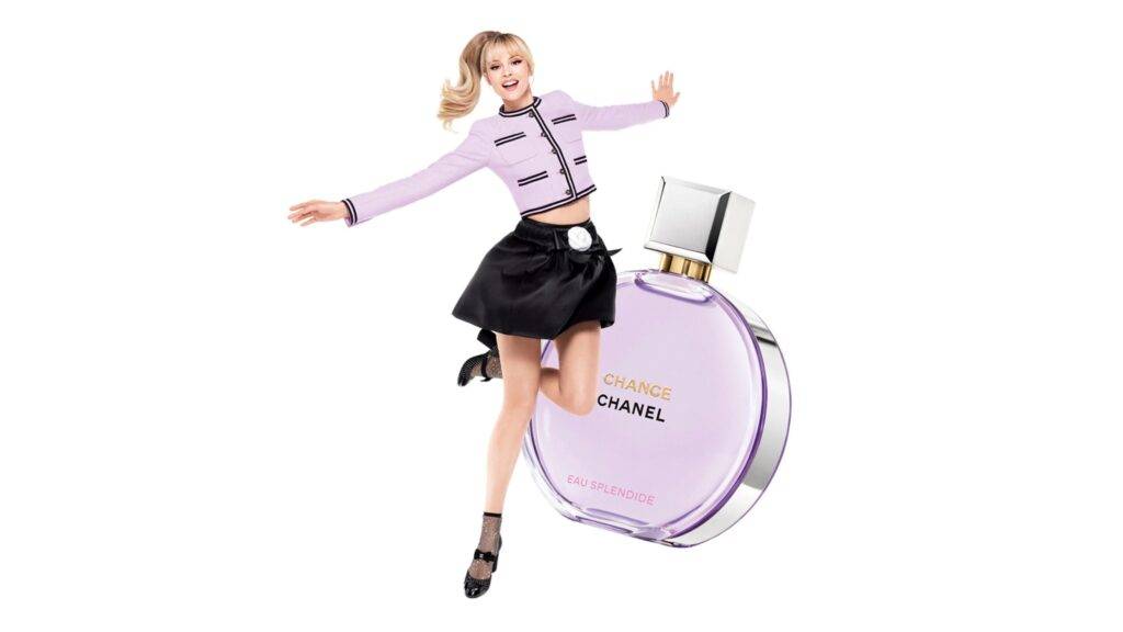 Chanel Chance Eau Splendide je oslavou ženskej jemnosti, energie a elegancie, zabalenou do kvetinovo-ovocnej kompozície, ktorá okamžite očarí zmysly. Vôňa otvára svoju symfóniu sviežimi tónmi citrusov a ružového korenia, ktoré prechádzajú do srdca plného jazmínu, pivonky a ruže. Je to vôňa, ktorá pripomína rozkvitnutú záhradu uprostred jari – nežná, no zároveň živá a temperamentná.