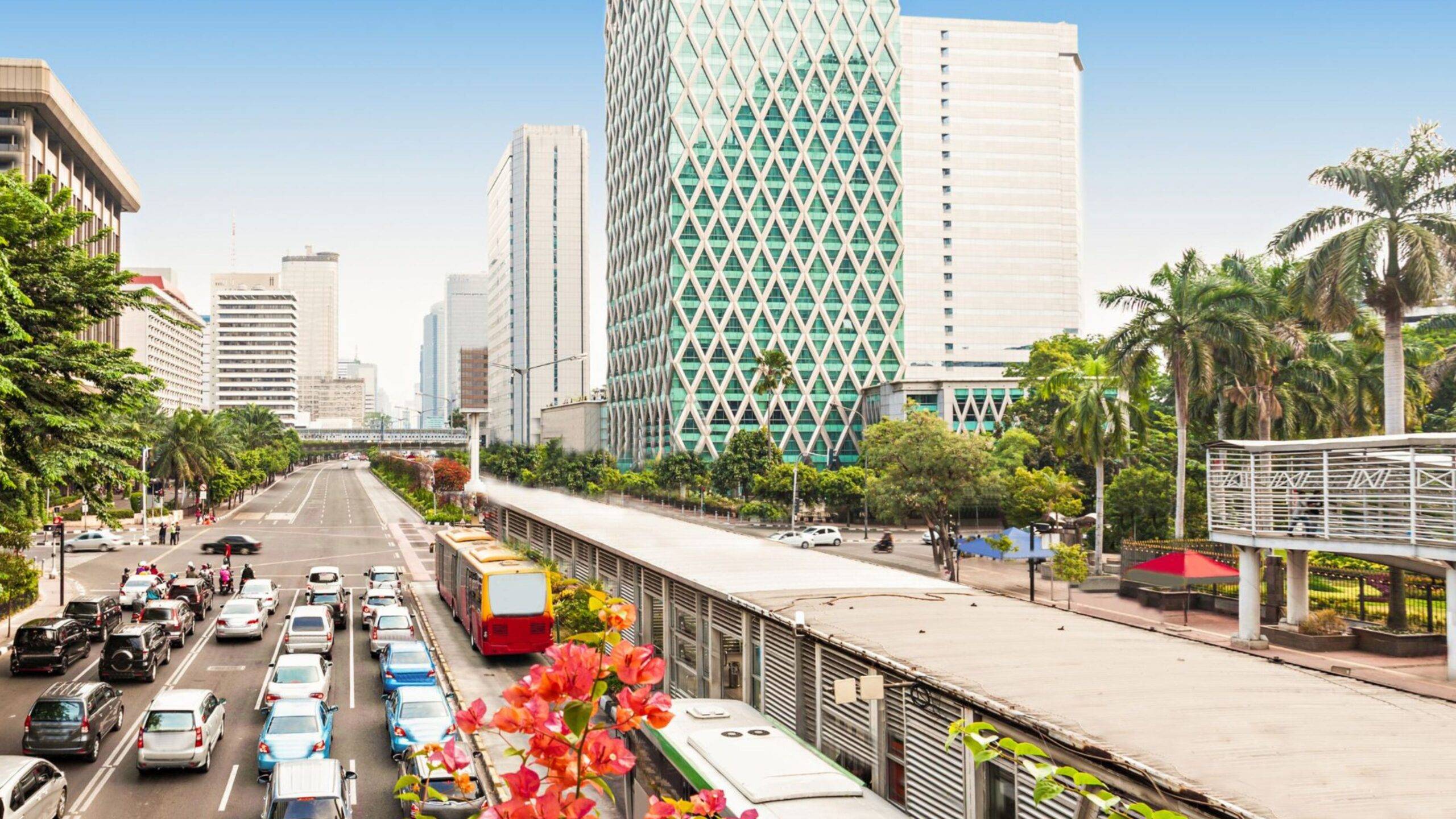 Jakarta, hlavné mesto Indonézie, je fascinujúcou metropolou, ktorá zaujme každého návštevníka svojimi výraznými kontrastmi. Na jednej strane je to moderné a dynamické mesto s modernými mrakodrapmi, nákupnými centrami a inovatívnymi obchodnými centrami, ktoré symbolizujú rýchly rozvoj a rast krajiny. Na druhej strane však Jakarta stále uchováva silné väzby na svoju bohatú históriu a kultúru. Starobylé trhy, koloniálne budovy a tradičné štvrte poskytujú návštevníkom pohľad na mestskú tvár, ktorá sa nezmenila po stáročia, a to aj v srdci modernity.