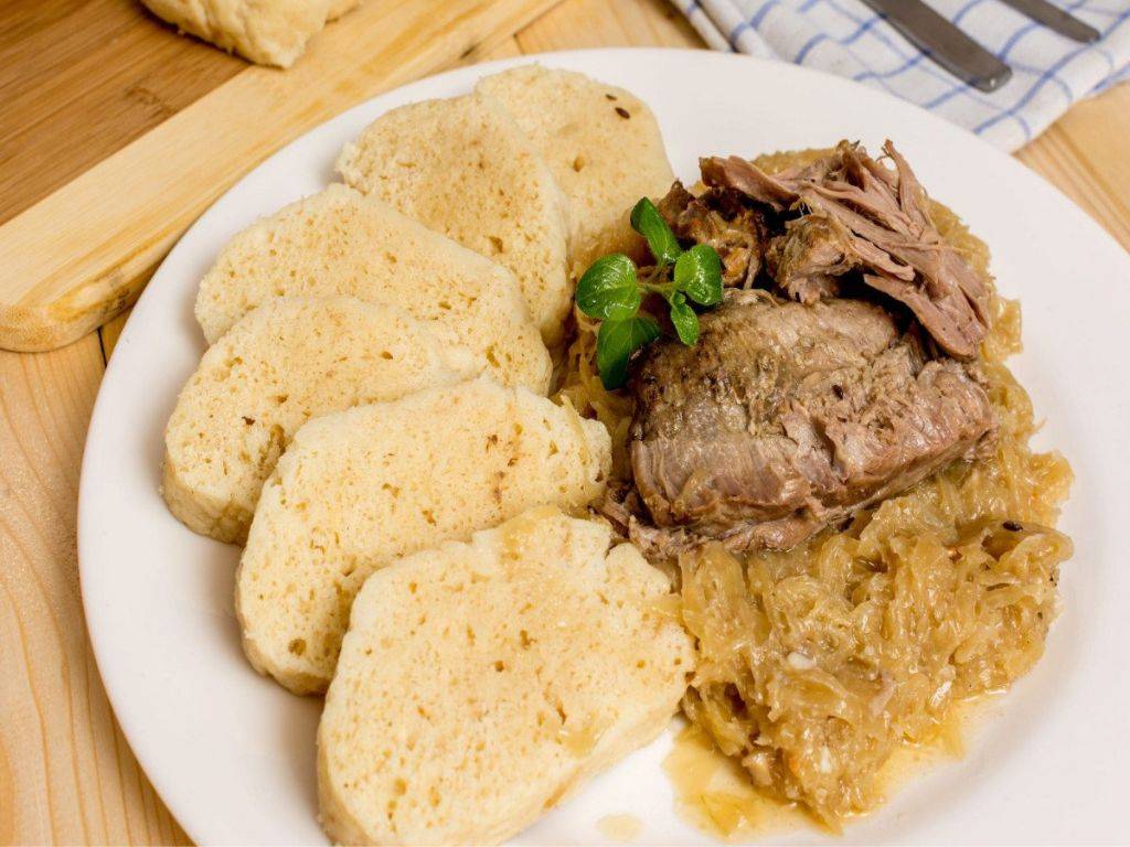 Knedlo vepřo zelo je jedným z najobľúbenejších a najznámejších jedál československej kuchyne. Táto klasika pozostáva z troch hlavných ingrediencií: pečeného bravčového mäsa (zelo), knedlíkov a kyslej kapusty. Ide o výdatné jedlo, ktoré sa tradične podáva pri rôznych slávnostiach, rodinných oslavách alebo v hospodách. Chutné kombinácie mäsa, kapusty a knedlíkov sú vynikajúcim príkladom bohatstva a srdcovej povahy českej a slovenskej kuchyne.