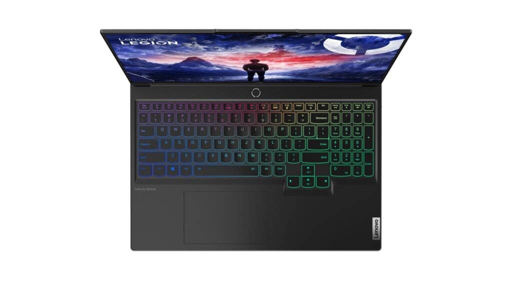 Lenovo Legion Pro 7i Gen 10 je herný notebook, ktorý nastavuje nové štandardy v oblasti herného výkonu. S najnovšími procesormi Intel Core a grafikami NVIDIA GeForce RTX 40. generácie ponúka neuveriteľnú silu na hranie najnáročnejších hier v plnej kvalite. Tento notebook je navrhnutý tak, aby zvládol aj tie najzložitejšie herné tituly bez kompromisov v plynulosti a detailoch. Okrem toho jeho vysoký refresh rate a nízka odozva obrazovky zabezpečujú plynulý zážitok, ktorý ocenia najmä profesionálni hráči a nadšenci.