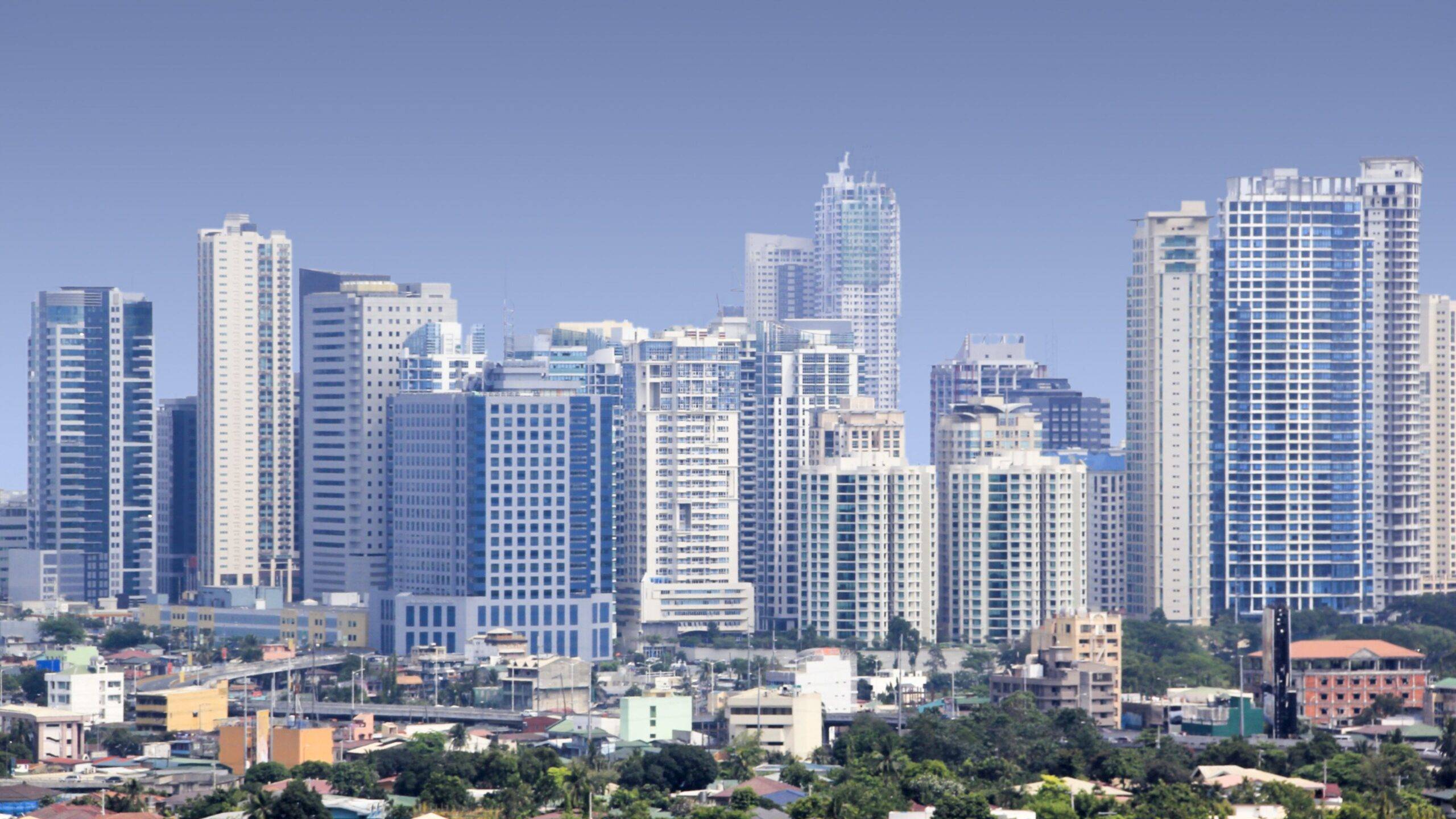 Manila, hlavné mesto Filipín, je jednou z najživších a najrozmanitejších metropolí v Ázii. Je to mesto, kde sa prelína história a modernita. Staré koloniálne budovy a pamiatky, ako je Intramuros – historické srdce Manily, sú v kontraste s modernými mrakodrapmi a obchodnými centrami, ktoré lemujú jej ulice. Manila je živým múzeom, kde si návštevníci môžu vychutnať nielen historické miesta, ale aj dynamické moderné prostredie, ktoré formuje ekonomiku a kultúru Filipín.
