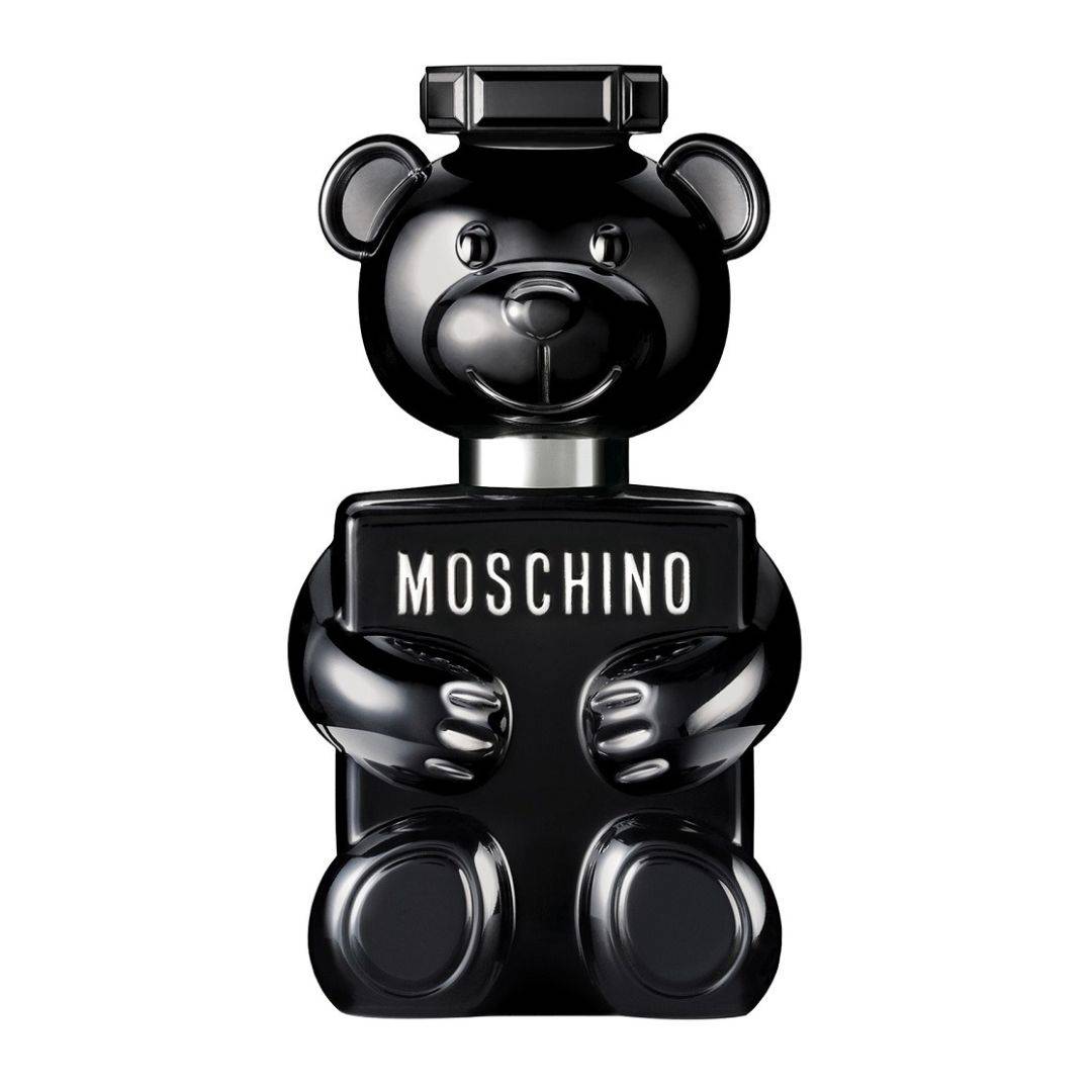 Moschino Toy Boy je moderný a hravý pánsky parfum, ktorý bol uvedený na trh v roku 2019. Tento parfém je výrazne inšpirovaný detskými hračkami, čo sa odzrkadľuje v jeho originálnom flakóne v tvare plyšového medvedíka. Nielen dizajn, ale aj samotná vôňa je plná kontrastov, ktoré oslovia odvážnych a sebavedomých mužov. Kombinácia ovocných, kvetinových a korenených tónov vytvára nezabudnuteľný a jedinečný zážitok, ktorý vydrží po celý deň.