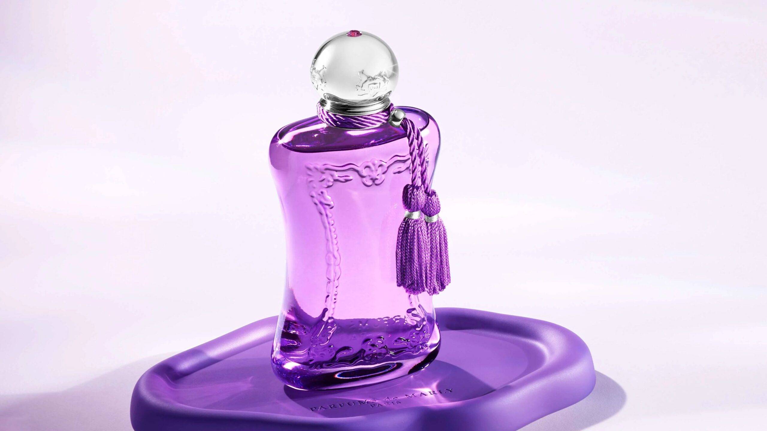 PALATINE – DARING VIOLET je vôňa, ktorá vyžaruje nezávislosť a osobitý charakter. Je to parfum pre ženy, ktoré sa neboja ukázať svoju pravú podstatu a ísť svojou cestou. S odvážnym fialkovým tónom v kombinácii s jemnými kvetinovými a ovocnými akordmi vytvárajú v tejto vôni vyvážený zážitok, ktorý neprejde bez povšimnutia. Každá kvapka tejto esencie podčiarkuje osobnosť ženy, ktorá si cení svoju jedinečnosť a necháva sa viesť len vlastnými pravidlami.