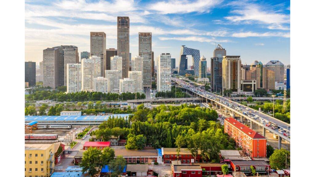 Peking, hlavné mesto Číny, je mestom, ktoré sa pýši tisícročnou históriou a nespočetným množstvom historických a kultúrnych pamiatok. Mesto bolo niekoľko storočí hlavným politickým a kultúrnym centrom krajiny, a dodnes sa jeho história odzrkadľuje v pamiatkach ako Zakázané Mesto, Letný palác a slávna Čínská múr. Peking nie je len administratívnym centrom, ale aj mestom, ktoré spája starovekú kultúru s moderným rozvojom.