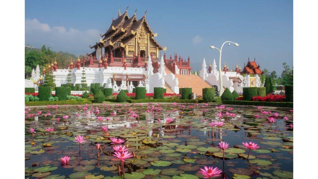 Chiang Mai je historické mesto v severnom Thajsku, ktoré je známe svojou bohatou kultúrou a tradíciami. Mesto je domovom mnohých starobylých chrámov, ako napríklad Wat Phra That Doi Suthep, ktorý ponúka nádherný výhľad na celé mesto a okolité hory. Chiang Mai je tiež miestom, kde sa každoročne konajú významné festivaly, ako Songkran a Yi Peng, ktoré prilákajú tisíce návštevníkov.