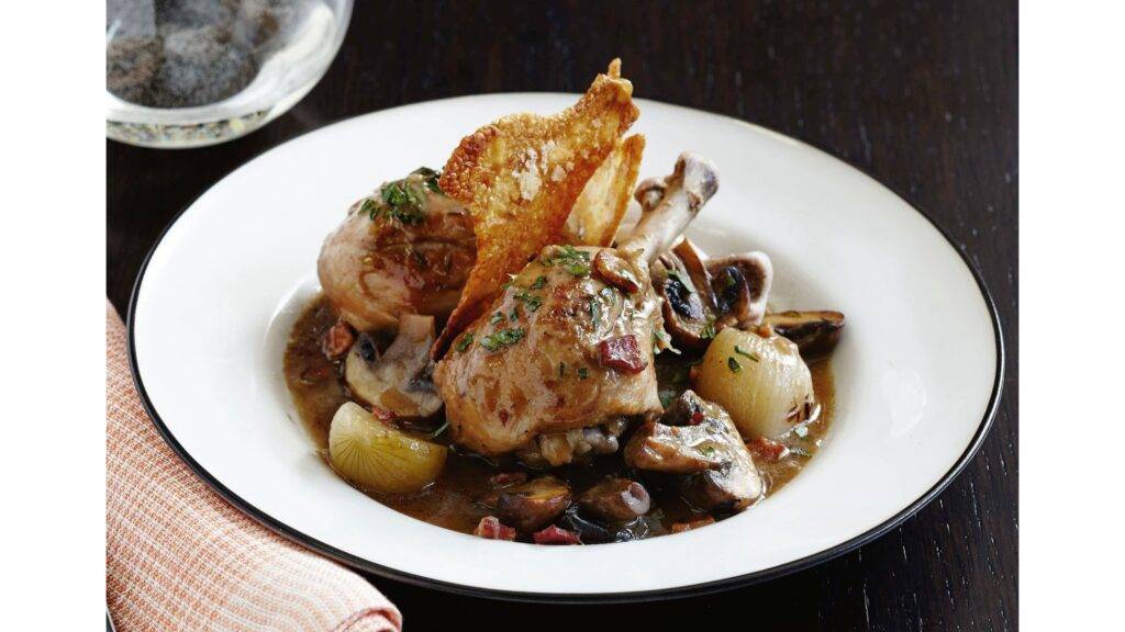 Coq au Vin je jedným z najikonickejších jedál francúzskej kuchyne, ktoré vzniklo ako jednoduchý sedliacky recept a časom sa prepracovalo až do sveta vysokej gastronómie. Pôvodne sa pripravoval z kohúta, ktorého tvrdšie mäso sa dusilo dlhé hodiny v červenom víne, aby získalo jemnosť a plnú chuť. Základ receptu tvorí kombinácia mäsa, slaniny, cibuliek, húb a aromatických bylín, ktoré spolu vytvárajú bohatý, hlboký a nezameniteľný gastronomický zážitok.