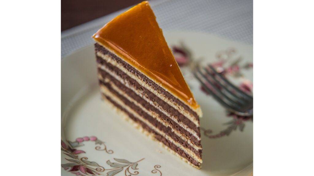 Dobos torta je jedným z najslávnejších dezertov, ktoré pochádzajú z historického Uhorska. Vytvoril ju maďarský cukrár József C. Dobos v roku 1885, keď sa rozhodol spojiť tradičné cukrárske techniky s inováciou, aby vytvoril tortu, ktorá by bola nielen chutná, ale aj trvácna. Tento vrstvený koláč s piškótovými plátmi, maslovým čokoládovým krémom a charakteristickou karamelovou vrstvou na vrchu si rýchlo získal obľubu nielen medzi aristokraciou, ale aj širokou verejnosťou.