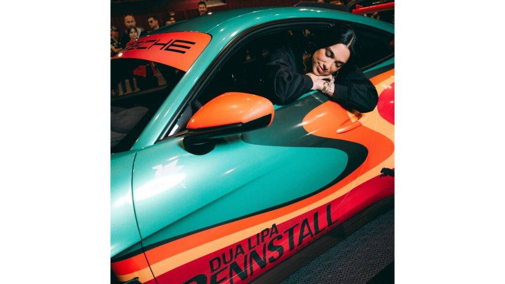Dua Lipa Rennstall predstavuje jedinečný projekt, ktorý spája svet hudby a motoršportu prostredníctvom exkluzívne upraveného Porsche 911 GT3 RS. Tento športový automobil nesie dizajn inšpirovaný osobnosťou a štýlom speváčky Dua Lipy, čím vytvára spojenie medzi výkonom auta a umeleckým prejavom.