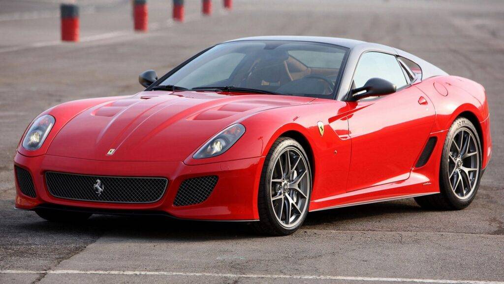 Ferrari 599 GTO je symbolom prestíže a výkonu medzi superšportmi. Tento model prináša dokonalú kombináciu tradičnej talianskej krásy a najmodernejších technológií, ktoré zabezpečujú neuveriteľnú rýchlosť a precíznu ovládateľnosť. Jeho motor V12 s výkonom 670 koní robí z každej jazdy nezabudnuteľný zážitok, ktorý uspokojí aj tých najnáročnejších fanúšikov športových áut.