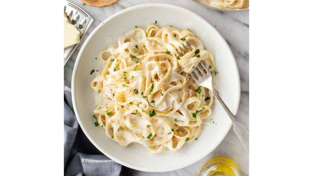 Fettuccine Alfredo sú ikonickým jedlom taliansko-americkej kuchyne, ktoré vzniklo v Ríme, no najväčšiu popularitu získalo v Spojených štátoch. Ide o široké ploché cestoviny podávané s krémovou omáčkou z masla a parmezánu, ktorá vytvára jemnú a bohatú chuť.