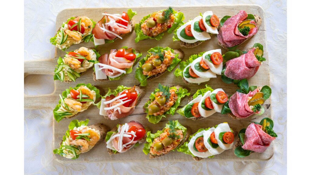 Francúzske jednohubky, známe ako French canapés, predstavujú malé umelecké kúsky, ktoré spájajú bohatú chuť a vizuálnu eleganciu. Sú vyrobené na základe chrumkavého chleba, krekra alebo toastu, ktoré tvoria perfektný základ pre rôzne delikátne nátierky, syry, údeniny či čerstvé bylinky. Canapés sú neodmysliteľnou súčasťou francúzskych recepcií a slávnostných príležitostí, kde prinášajú hosťom prvotriedny chuťový zážitok v jednej súste.