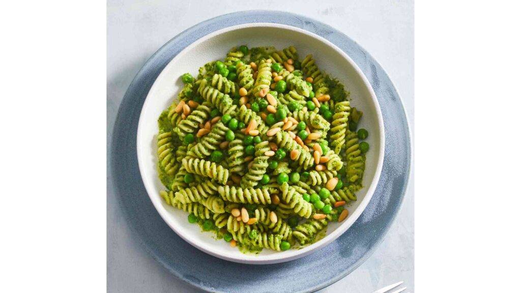 Fusilli al Pesto sú lahodným pokrmom, ktorý reprezentuje bohatú kulinársku tradíciu regiónu Ligúria v Taliansku. Toto jedlo spája skrútené cestoviny fusilli s aromatickou omáčkou pesto alla Genovese, ktorá sa vyrába z čerstvej bazalky, píniových orieškov, cesnaku, parmezánu a olivového oleja.