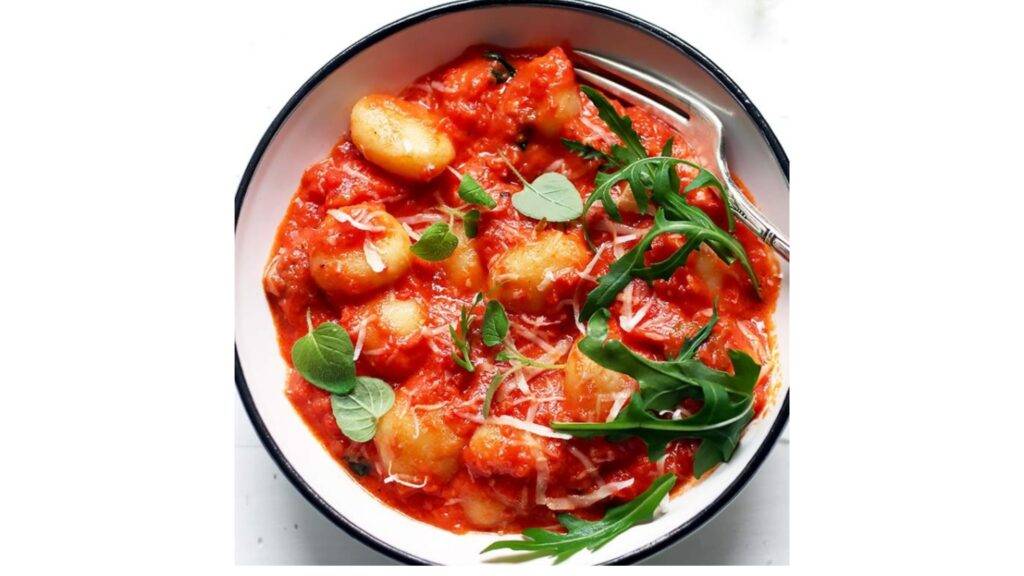 Gnocchi s paradajkovou omáčkou sú skvelým príkladom jednoduchého a chutného jedla, ktoré si môžete pripraviť doma bez veľkej námahy. Mäkké zemiakové knedličky sa perfektne dopĺňajú s jemnou, sladkastou paradajkovou omáčkou, ktorá dodá celému pokrmu sviežu a lahodnú chuť. Tento recept je ideálny pre všetkých, ktorí milujú taliansku kuchyňu, ale nemajú čas na zložité prípravy.