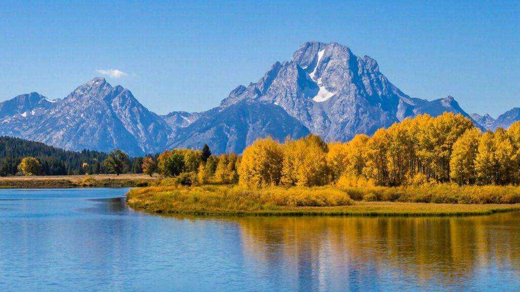 Grand Teton National Park v americkom štáte Wyoming je skutočnou perlou Divokého Západu. Tento národný park je známy svojimi impozantnými horskými vrcholmi, z ktorých najvyšší je Grand Teton s výškou 4197 metrov. Okrem majestátnych hôr tu návštevníci nájdu krištáľovo čisté jazerá, rozľahlé lúky a bohatú divočinu, ktorá ponúka jedinečný zážitok pre milovníkov prírody a outdoorových aktivít. Každoročne sem prichádzajú tisíce turistov, ktorí túžia po dobrodružstve, túrach či rybolove.