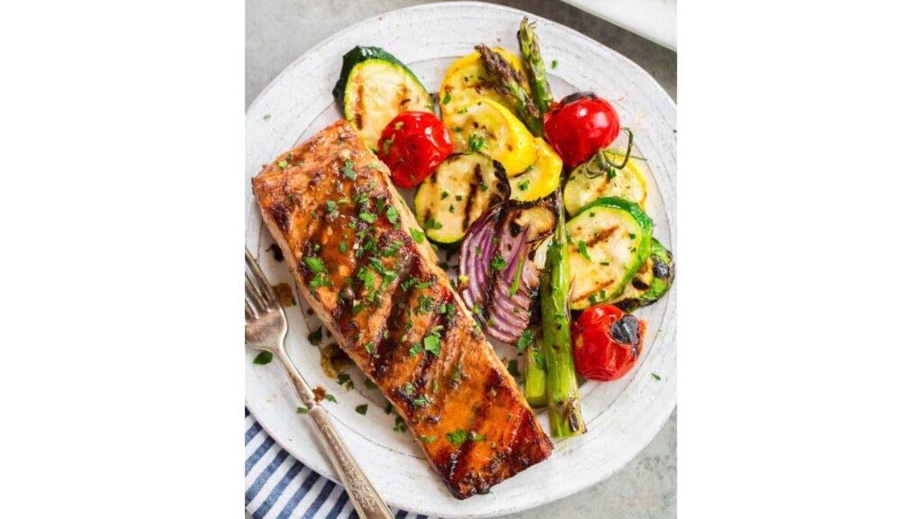 Grilovaný losos je obľúbeným pokrmom nielen pre svoju vynikajúcu chuť, ale aj pre vysoký obsah zdravých omega-3 mastných kyselín, ktoré prispievajú k správnej funkcii srdca a mozgu. Tento druh ryby je známy svojím jemným, maslovým mäsom, ktoré po grilovaní získava príjemnú vôňu a chrumkavú kôrku, pričom zostáva vo vnútri šťavnatý a mäkký. Grilovanie je ideálny spôsob prípravy lososa, pretože zachováva jeho prirodzené živiny a zároveň mu dodá lahodnú arómu.