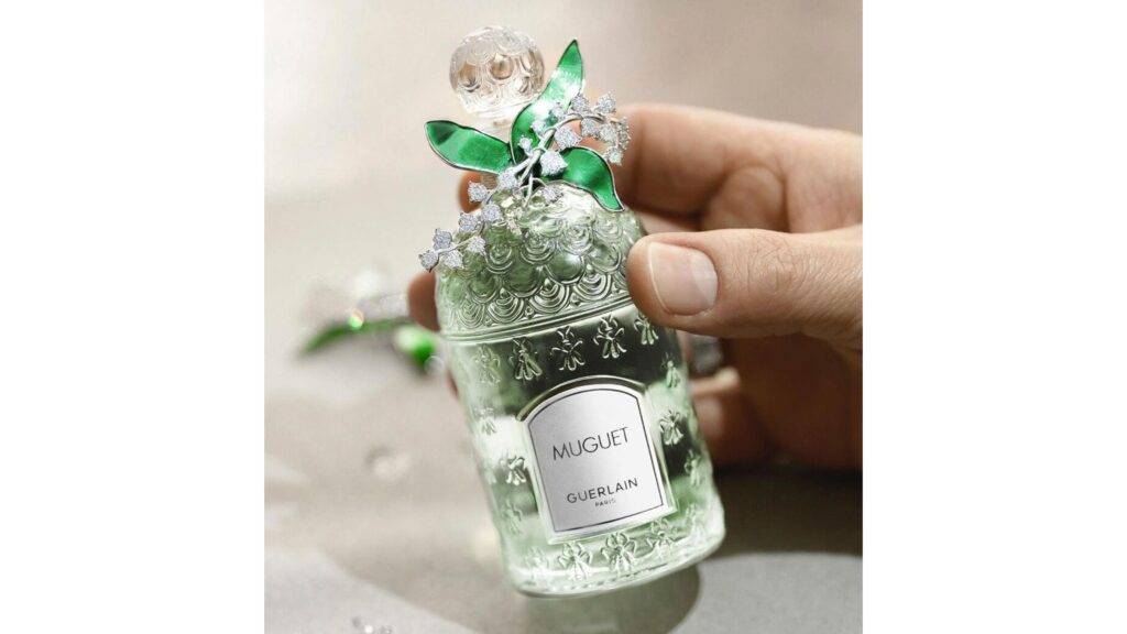Guerlain Muguet je ikonický parfum, ktorý oslavuje jemnú a sviežu vôňu konvalinky, symbolu jari a šťastia. Táto vôňa je jedinečným spojením kvetinových tónov a ľahkej sviežosti, ktorá pôsobí nežne a elegantne. Vďaka svojej jednoduchosti a čistote si získala miesto medzi obľúbenými parfumami mnohých žien po celom svete.