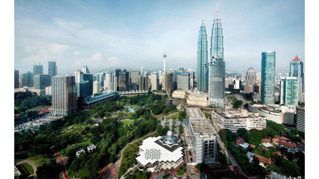 Kuala Lumpur je hlavné a najväčšie mesto Malajzie, ktoré je známe svojou dynamickou atmosférou a multikultúrnym prostredím. Mesto sa rýchlo rozvíja a je dôležitým politickým, ekonomickým a kultúrnym centrom krajiny. Jeho panorámu dominujú impozantné mrakodrapy, z ktorých najznámejšie sú dvojčatá Petronas Towers.