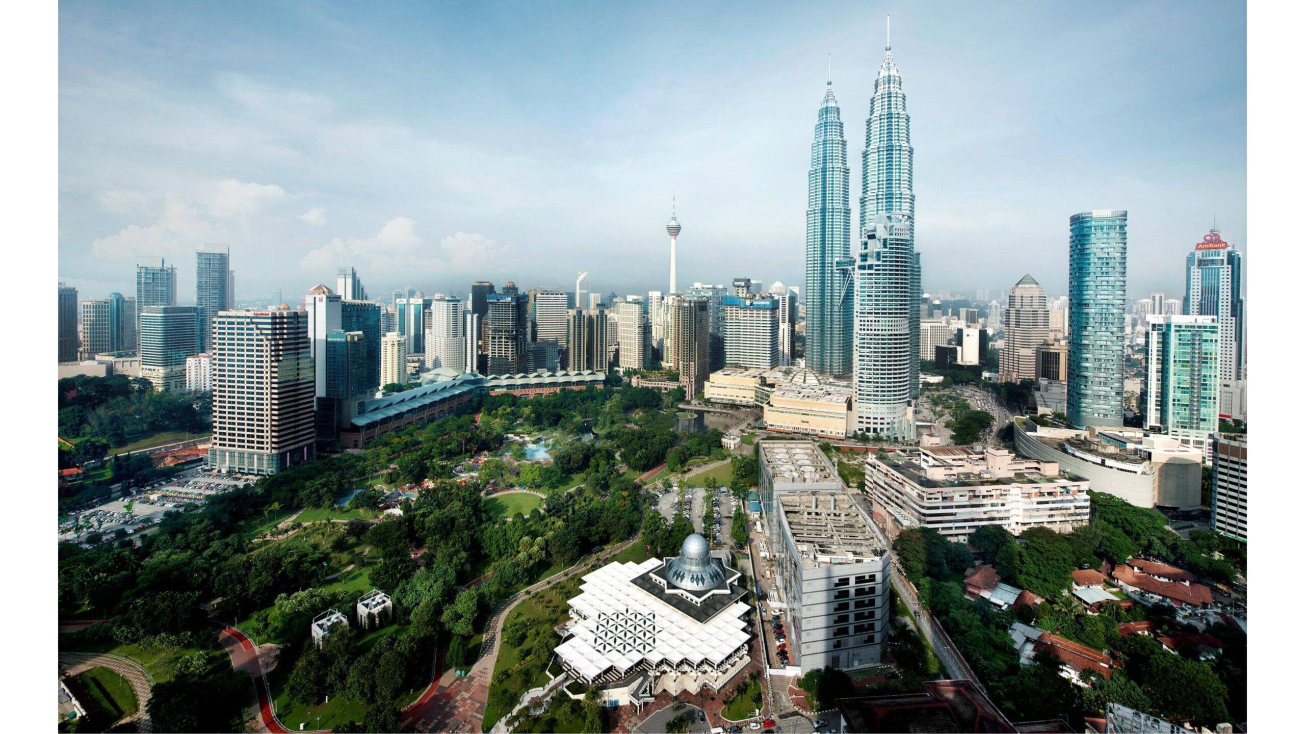Kuala Lumpur je hlavné a najväčšie mesto Malajzie, ktoré je známe svojou dynamickou atmosférou a multikultúrnym prostredím. Mesto sa rýchlo rozvíja a je dôležitým politickým, ekonomickým a kultúrnym centrom krajiny. Jeho panorámu dominujú impozantné mrakodrapy, z ktorých najznámejšie sú dvojčatá Petronas Towers.